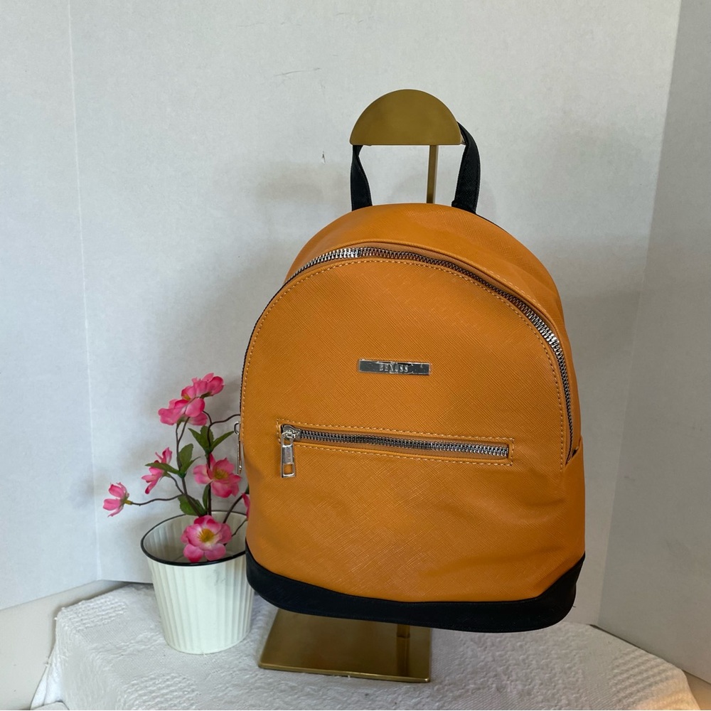 Benoss ~ Black and Caramel Backpack‎ ~ Small
*NWT**